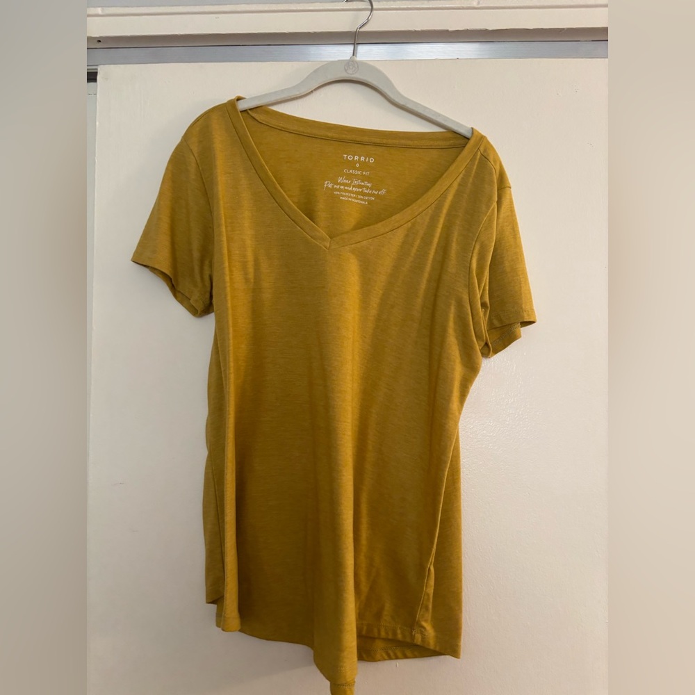 Torrid size 0 classic for v neck t-shirt